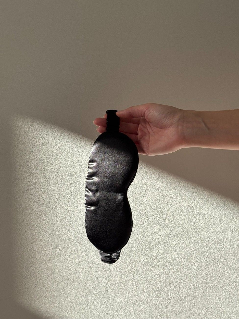 zīda miega maska melnā krāsā no SilkWide