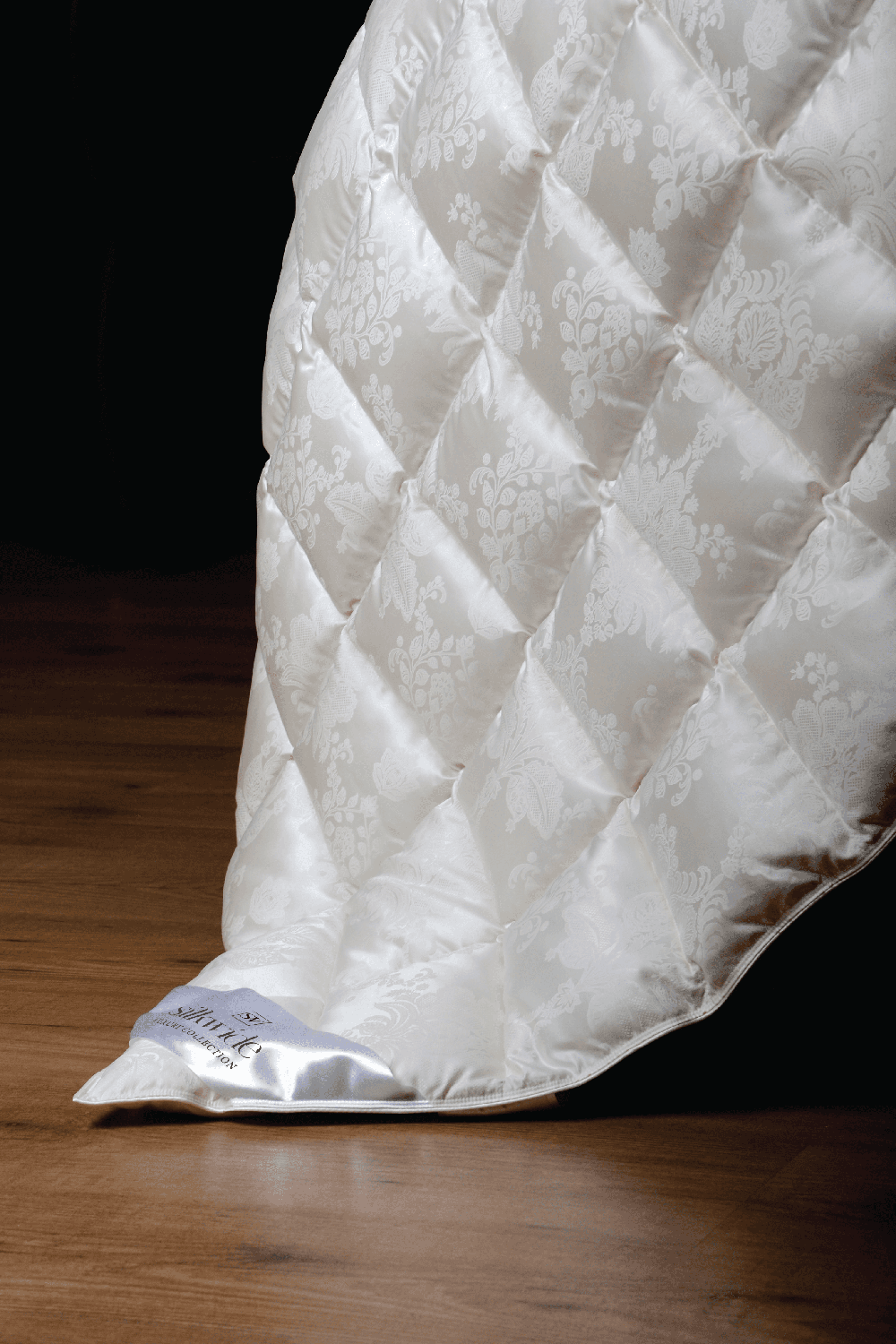 Warm Jacquard Silk Duvet with Down Filling