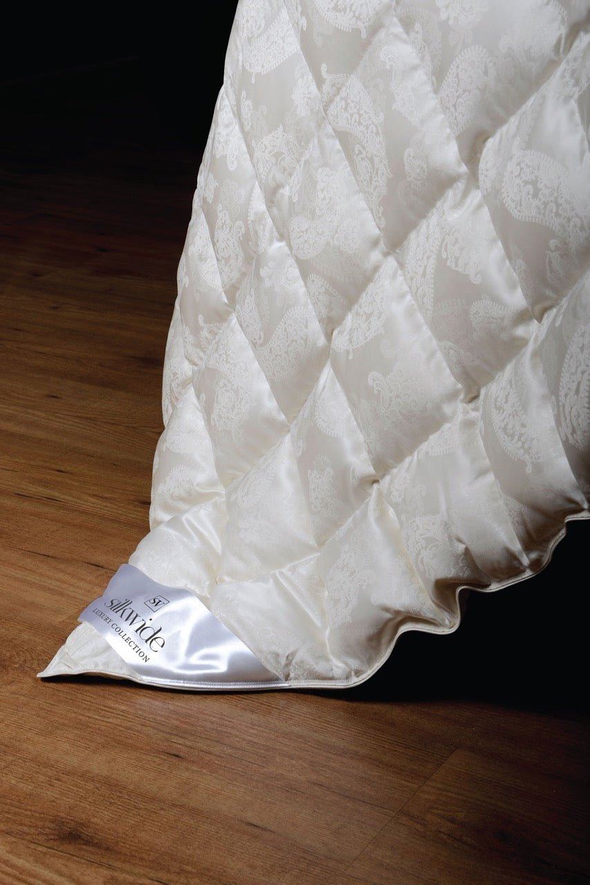 Warm Jacquard Silk Duvet with Down Filling