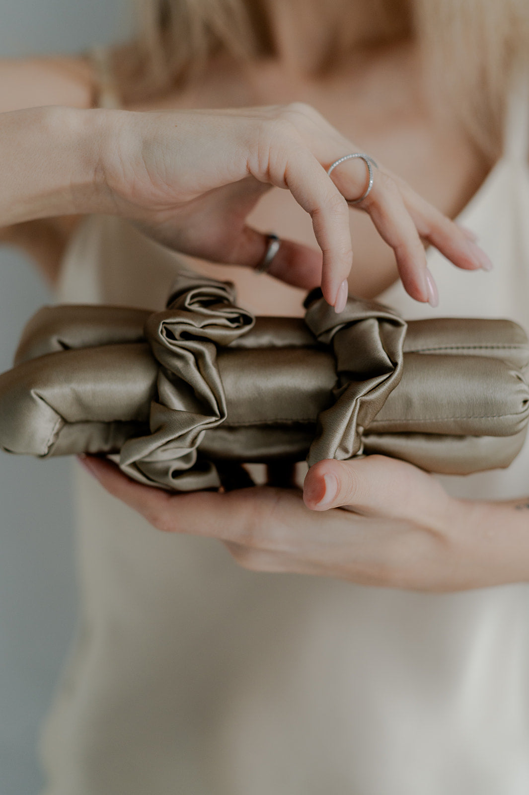 Heatless Mulberry Silk Hair Curler - Desert Dune Color