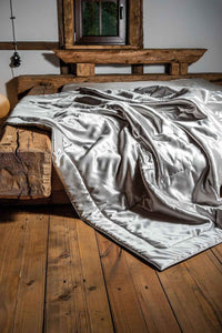 Medium-Warmth Silk Quilt with Natural Silk Filling