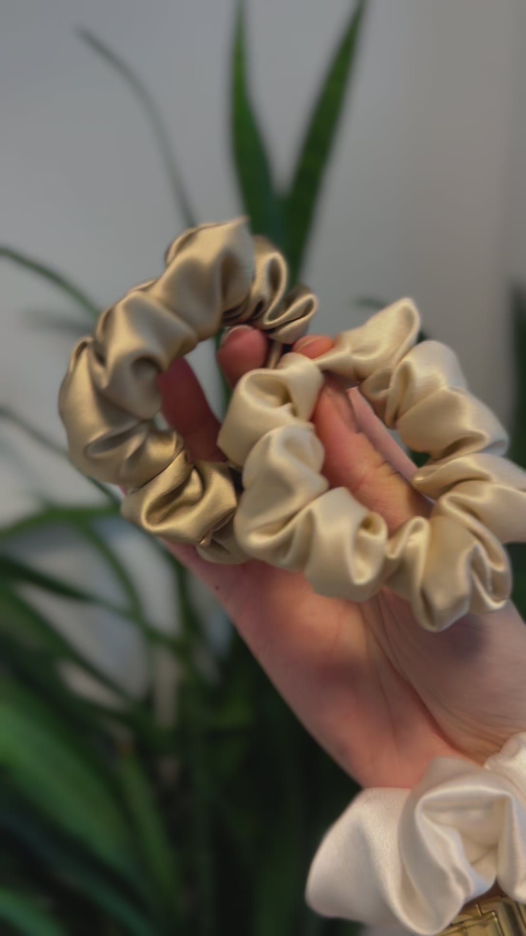 Natural Silk Scrunchie - Medium, 25 Momme video