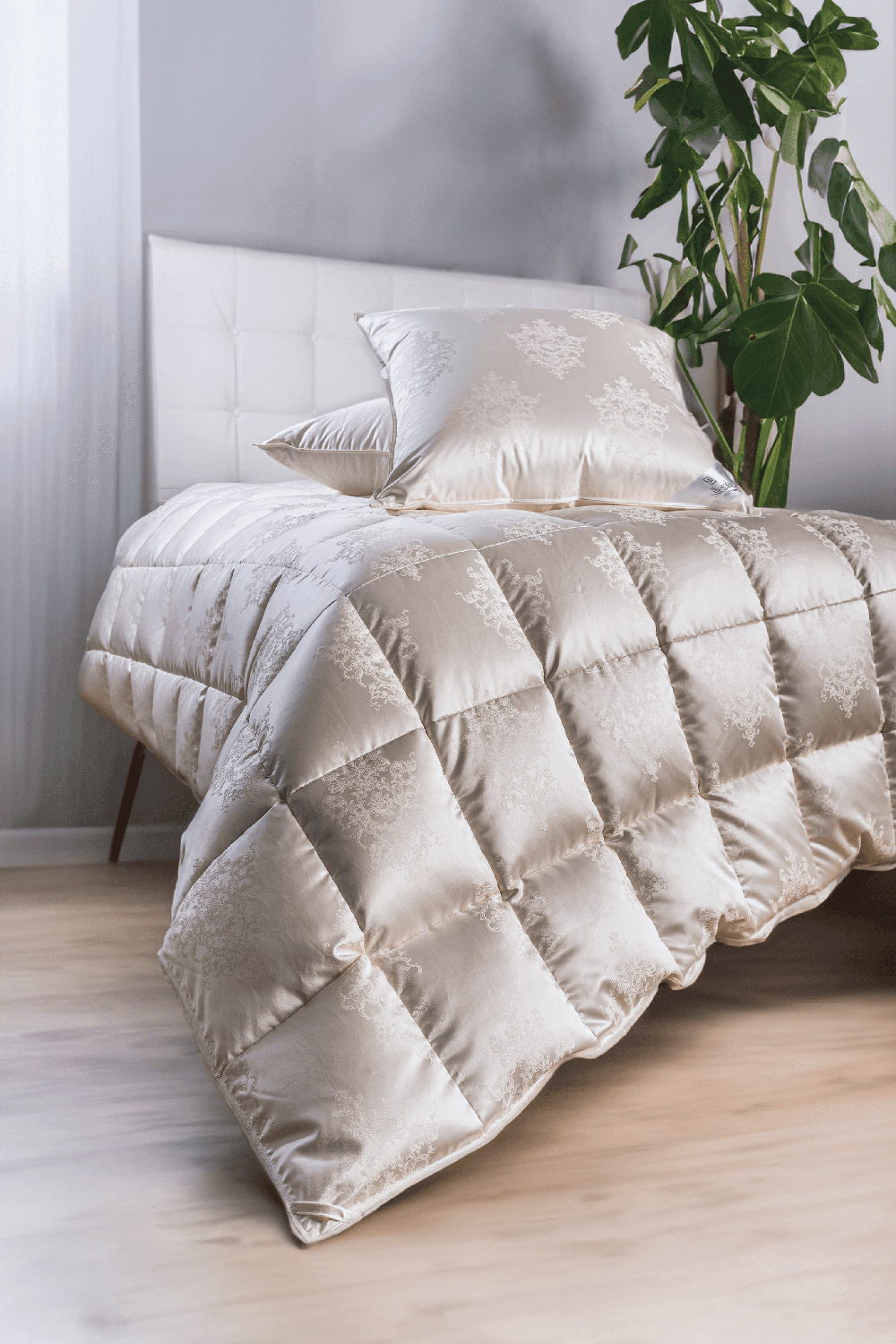 Light Jacquard Silk Duvet with Down Filling