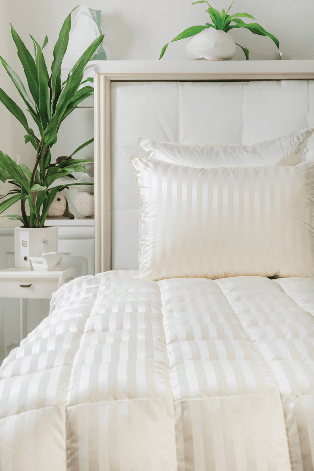 Warm Jacquard Silk Duvet with Down Filling