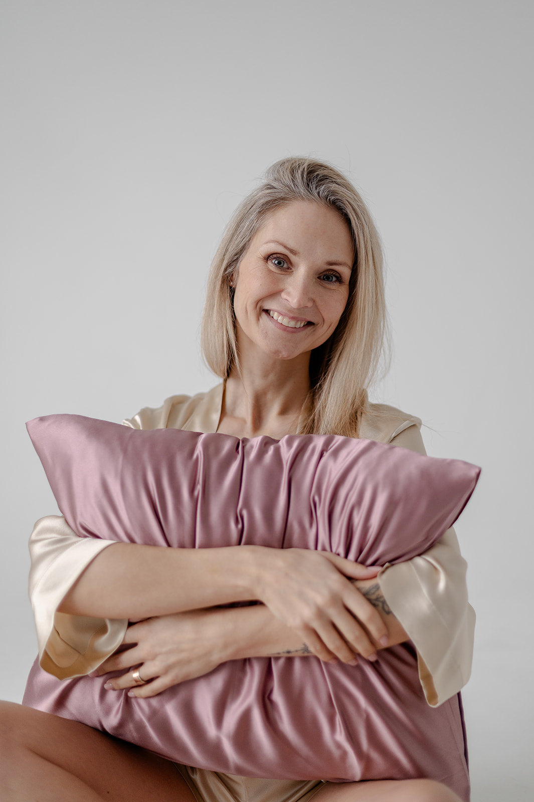 silk pillowcase pale mauve, 22 momme, comes with a mesh wash bag