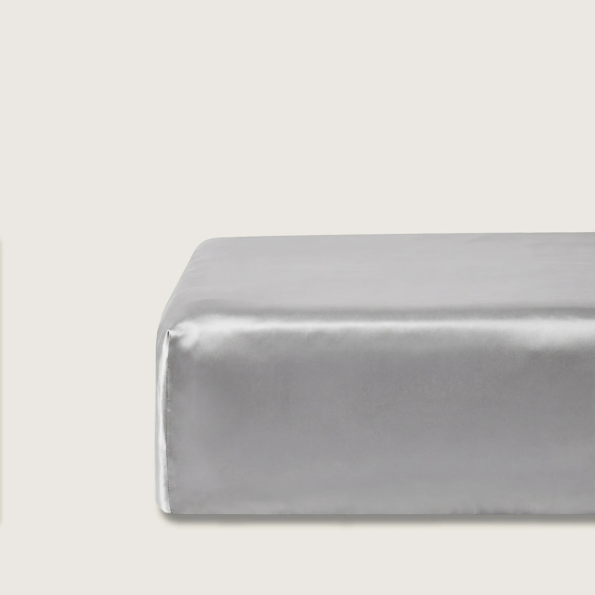 Natural silk fitted sheet Alea on a mattress, 100% silk satin, 28 momme, OEKO-TEX certified, made in Germany – SilkWide