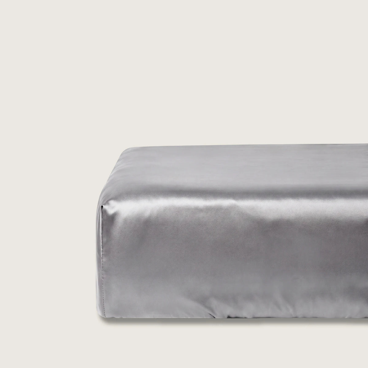 Natural silk fitted sheet Lyra on a mattress, 100% silk satin, 28 momme, OEKO-TEX certified, made in Germany – SilkWide