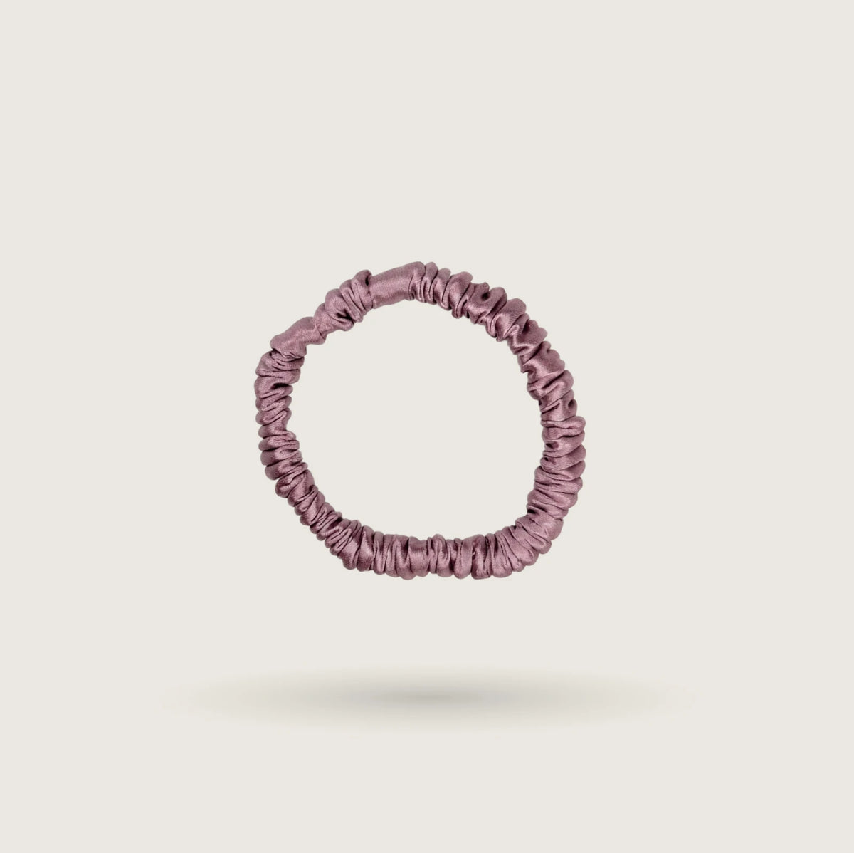 Small skinny Pale Mauve silk scrunchie, 1 cm wide, 100% mulberry silk, 23 momme, gentle hold without creases – SilkWide
